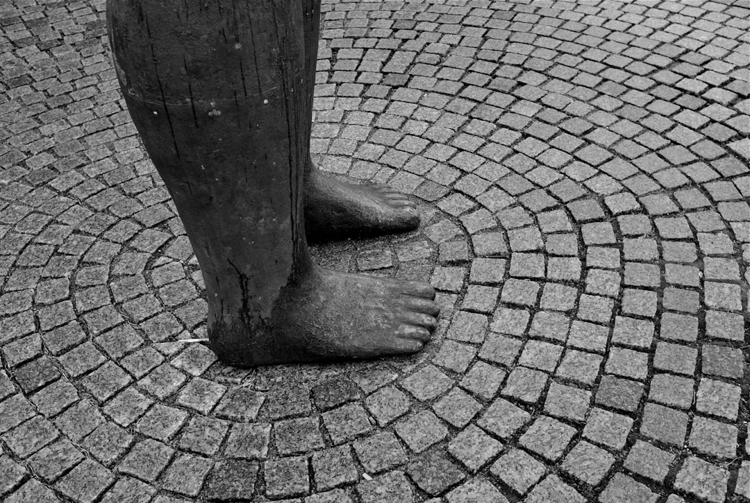 A bar chart comparing estimated 2026 cost per square foot ranges for a 2500 sq ft build across regions like South, Midwest, Northeast, and West